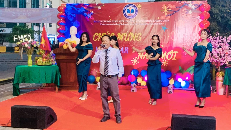 Sinh viên Việt Nam tại Campuchia vui đón năm mới